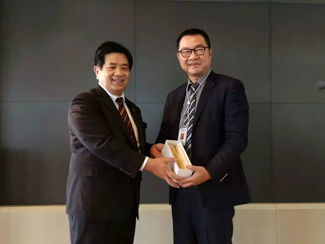 日本石川縣觀光戰(zhàn)略推進(jìn)部次長良澤和俊贈(zèng)送石川縣傳統(tǒng)手工藝金箔花器給代表團(tuán)團(tuán)長廣東省漆畫藝術(shù)委員會蘇星主任留念.jpg