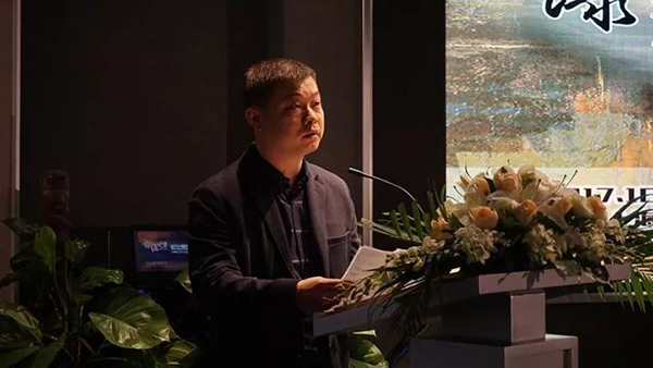 參展藝術家代表黑龍江省美術家協(xié)會漆畫藝術委員會主任肖禹蓁在開幕式上致辭.jpg