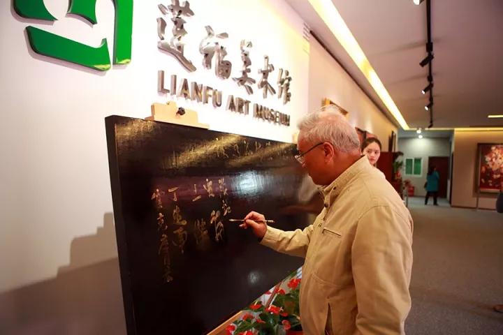 嘉賓（中國(guó)海峽兩岸關(guān)系協(xié)會(huì)副會(huì)長(zhǎng)張銘清）在“漆水流觴”漆畫(huà)創(chuàng)作畫(huà)板上簽字留念.jpg