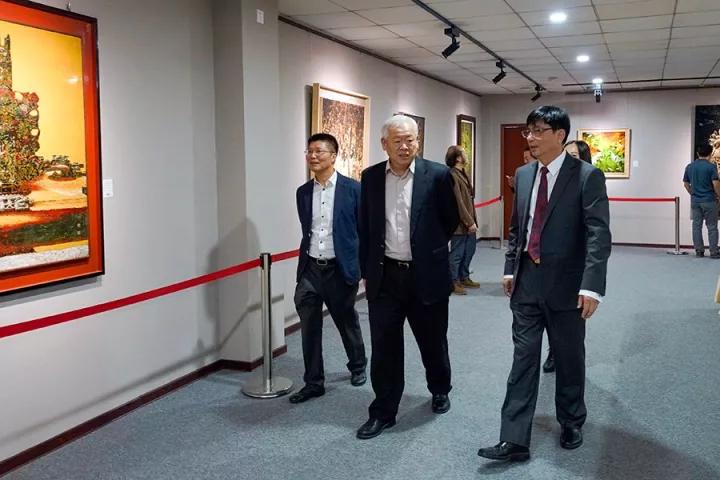 蓮福文化董事長(zhǎng)葉水省陪同中共廈門(mén)市委常委、宣傳部長(zhǎng)葉重耕（中），廈門(mén)市文廣新局黨組成員、副巡視員葉細(xì)致（左）參觀展覽.jpg