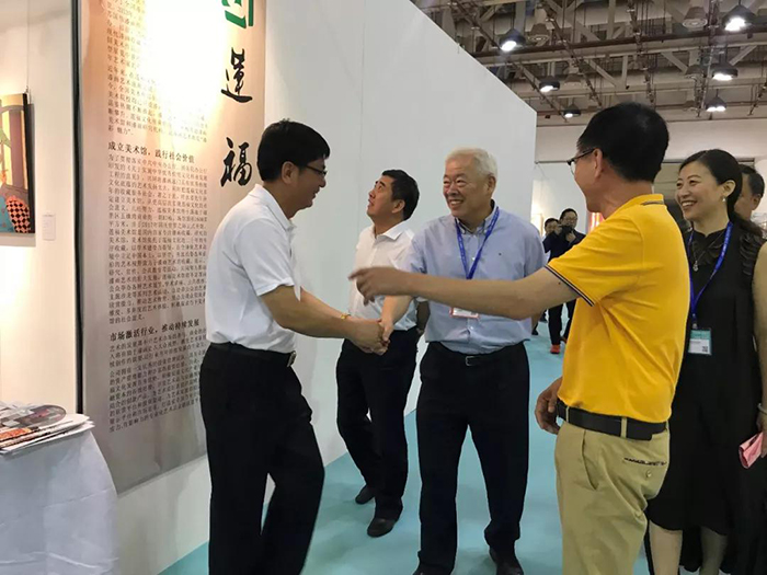 中共廈門市市委常委、宣傳部部長葉重耕領導一行人參觀蓮福文化漆畫展區(qū).jpg