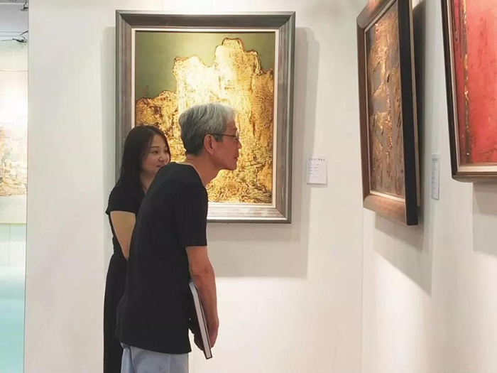 著名漆畫藝術家鄭力為參觀蓮福文化漆畫展區(qū).jpg