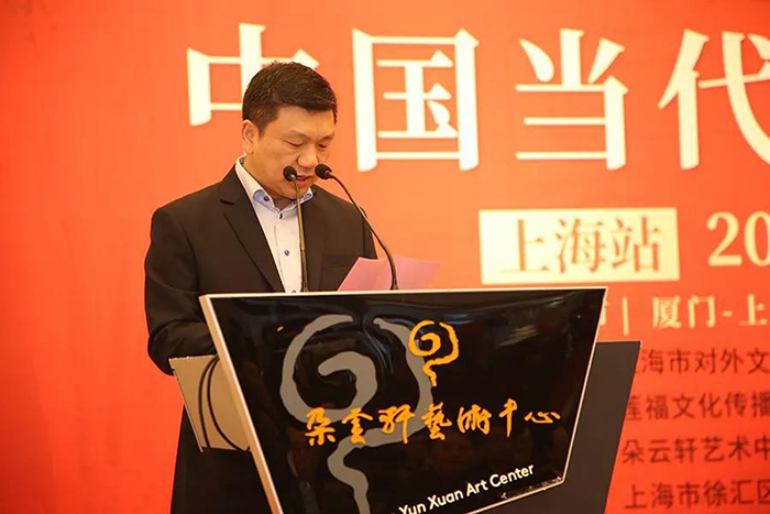上海朵云軒集團副總經(jīng)理朱逸青在開幕式上致辭.jpg