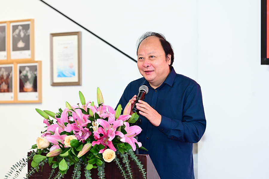 4、展覽的學術支持單位代表福建省美術家協(xié)會副主席、秘書長 趙勝利為展覽開幕式致辭.JPG