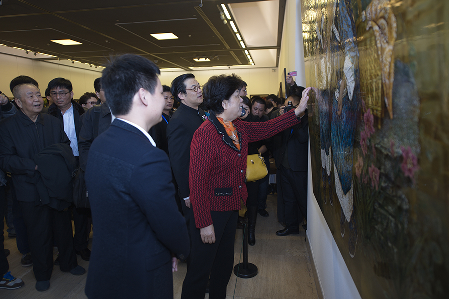 全國人大常委會原副委員長、全國婦聯(lián)原主席陳至立參觀畫展并與蘇國偉親切交流.jpg