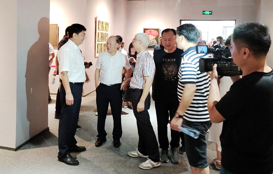 廈門市委宣傳部副部長(zhǎng)、二級(jí)巡視員彭心安蒞臨展覽現(xiàn)場(chǎng)參觀指導(dǎo)，福州大學(xué)中國(guó)漆畫藝術(shù)研究院名譽(yù)院長(zhǎng)葉細(xì)致、廈門市蓮福美術(shù)館館長(zhǎng)葉水省陪同參觀導(dǎo)覽.jpg