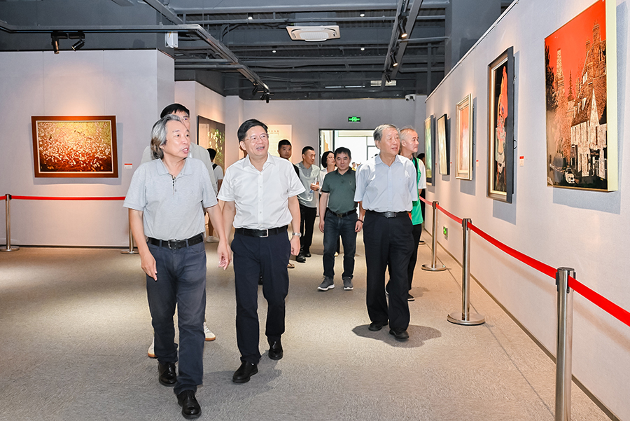 7、廈門市人大常委會副主任吳子?xùn)|、廈門市政府原副市長潘世建、廈門市文旅局副局長王國娣等領(lǐng)導(dǎo)蒞臨展覽現(xiàn)場參觀考察，中國美術(shù)家協(xié)會漆畫藝術(shù)委員會主任、廈門市美術(shù)家協(xié)會主席陳金華，蓮福美術(shù)館館長葉水省陪同參觀.jpg