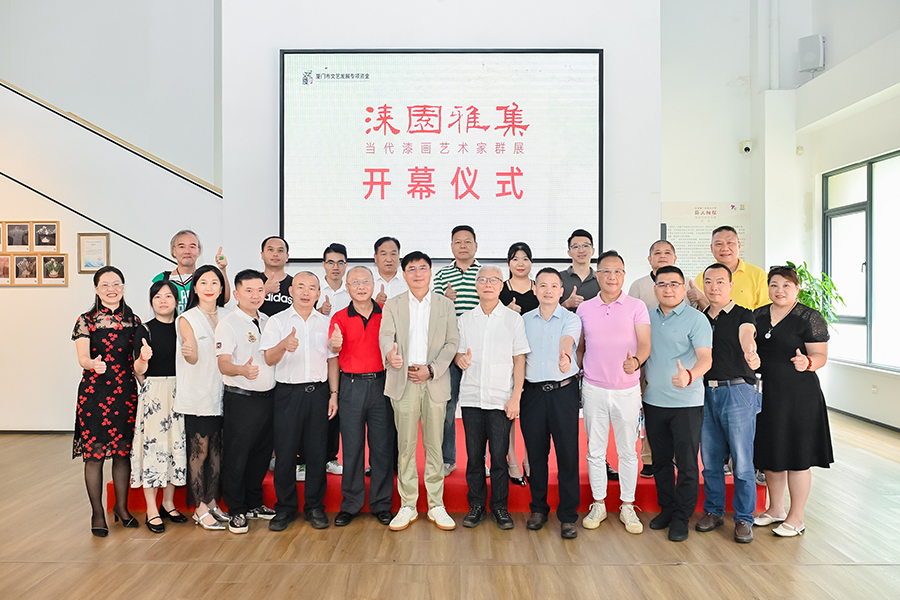 8、蓮福美術(shù)館館長葉水省與葉氏宗親合影于開幕式現(xiàn)場.jpg